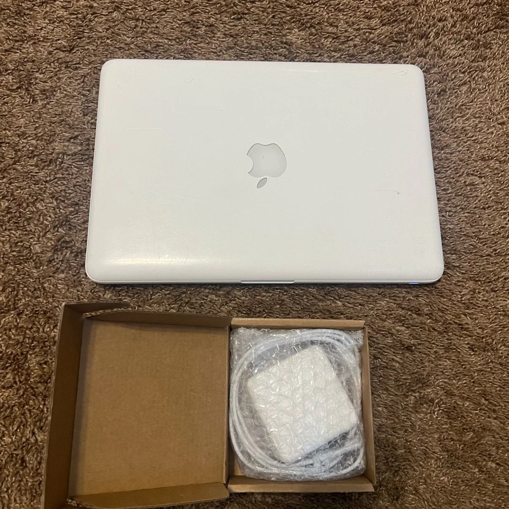 White Apple MacBook Laptop Computer With Extra Software / See Photos